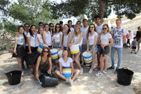 La batukada del IES La Encantá de Rojales pone la música en la feria mensual artesanal del barrio de las Cuevas del Rodeo