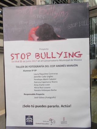 Educación de Orihuela inaugura la exposición fotográfica del proyecto 'Stop Bullying' sobre acoso escolar realizado por alumnas del CEIP Andrés Manjón