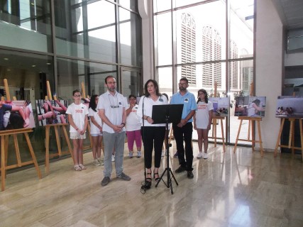 Educación de Orihuela inaugura la exposición fotográfica del proyecto 'Stop Bullying' sobre acoso escolar realizado por alumnas del CEIP Andrés Manjón