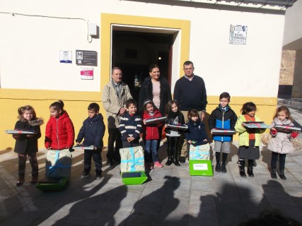 Entregados los premios del VIII Certamen Escolar 'Las abarcas desiertas' a niños de los colegios oriolanos Nuestra Señora del Carmen, CEIP Fernando de Loaces y CRA Azahar de La Matanza