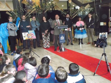 A la voz de "Luces, cámara y ¡acción!" queda inaugurado el XI Salón del Libro Infantil y Juvenil 'Ciudad de Orihuela' con el título 'Libros de película'
