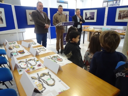 Educación de Orihuela, la Fundación Miguel Hernández y la Cátedra Miguel Hernández de la UMH entregan los premios a los alumnos ganadores del X Certamen Escolar de Dibujo Infantil 'Las Abarcas Desiertas'