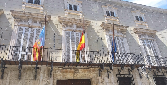 Las banderas del Ayuntamiento de Orihuela ondearán a media asta para recordar a las personas fallecidas por el coronavirus