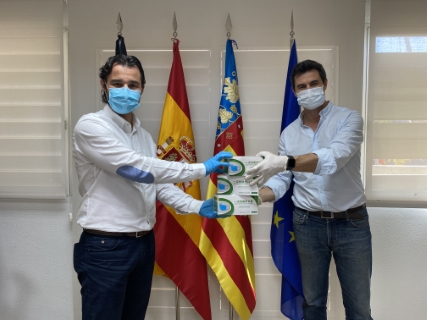 Los voluntarios de Protección Civil de Torrevieja repartirán desde el lunes 27 de abril un total de 1.500 mascarillas a los usuarios del transporte público