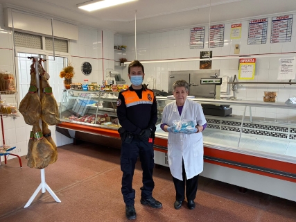 El Ayuntamiento de Orihuela reparte material de protección contra el coronavirus a los trabajadores de los comercios oriolanos abiertos al público