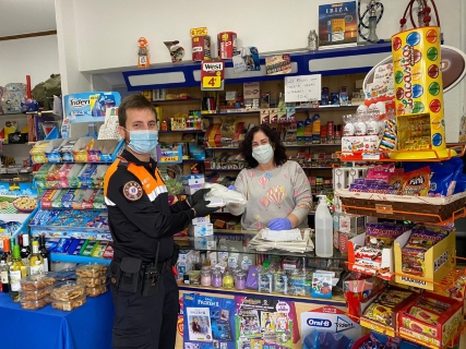 El Ayuntamiento de Orihuela reparte material de protección contra el coronavirus a los trabajadores de los comercios oriolanos abiertos al público