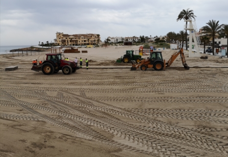 La Concejalía de Limpieza Viaria y RSU de Orihuela intensifica las labores de limpieza de playas, paseos marítimos y zona periplayera en la costa oriolana