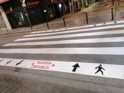 El Ayuntamiento de Torrevieja comienza el repintado de los nuevos pasos de peatones con las medidas de seguridad para mantener la distancia social y así evitar posibles contagios del coronavirus