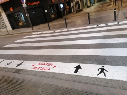 El Ayuntamiento de Torrevieja comienza el repintado de los nuevos pasos de peatones con las medidas de seguridad para mantener la distancia social y así evitar posibles contagios del coronavirus