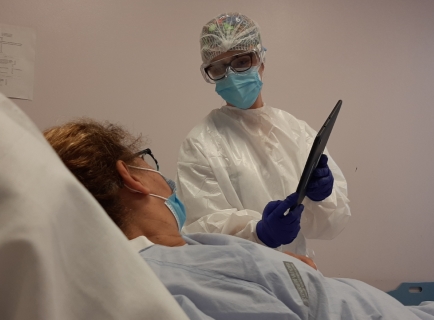 El Hospital Vega Baja recibe 'tablets' y móviles para facilitar la comunicación entre pacientes con coronavirus y sus familiares