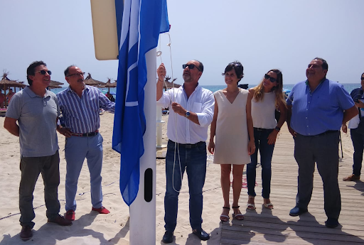Las 11 playas de Orihuela ondearán sus respectivas banderas azules por tercer año consecutivo