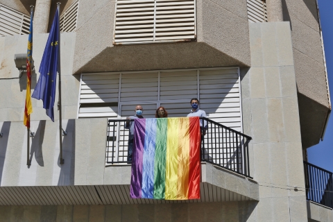 El Ayuntamiento de Torrevieja conmemora el Día Internacional del Orgullo LGTBI colgando una bandera arcoíris en el balcón del Consistorio