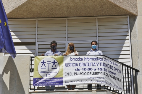 El Ayuntamiento de Torrevieja y el Colegio de Abogados desplegan una pancarta para conmemorar el Día de la Justicia Gratuita y del Turno de Oficio, que se celebra el 12 de julio