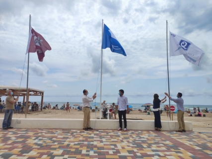 El Ayuntamiento de Orihuela iza sus 11 banderas azules por tercer año consecutivo en reconocimiento a la calidad de las playas oriolanas