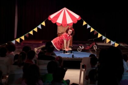 Representación de la obra de circo titulada 'Bambalina y el circo', por la compañía 'Recortable'