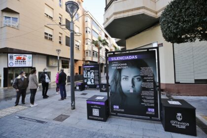 Torrevieja, evento: Campaña 'De puertas para adentro', para concienciar de la necesidad de no mirar para otra parte, dentro de los actos del Día Internacional Contra la Violencia de Género