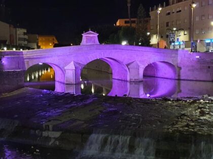 Rojales, evento: Iluminación del puente histórico de Carlos III de color violeta, dentro de los actos del 25N