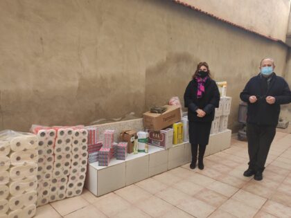La Concejalía de Festividades dona productos de primera necesidad a Cáritas para colaborar en la campaña solidaria junto a la Asociación de Fiestas de Moros y Cristianos