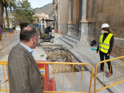 El edil de Patrimonio Histórico y la arqueóloga observan el trozo de la muralla aparecido./TCVB Descubierta una parte de la muralla islámica de la ciudad junto al Santuario de Monserrate