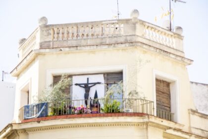 El primer premio del I Concurso 'Por ventanas y balcones' de la Semana Santa 2021 recae en el trabajo 'Pasión y consuelo', de Juan José Mazón Ortuño