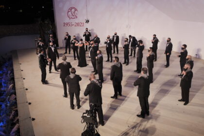 El coro de voces graves 'Quercus Robur' de la localidad albaceteña de Villarrobledo, que actuó como invitado al haberse inscrito al concurso, completó el programa de la noche./TCVB El recinto de las Eras de la Sal acoge al primero de los tres coros nacionales invitados en esta edición atípica