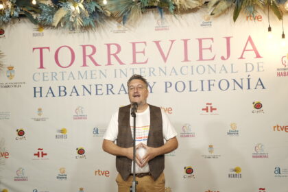El presidente de la asociación cultural 'Canarias Canta', Ángel Dimitri Díaz, estaba presente para la firma de un convenio marco de colaboración entre su asociación y el Patronato del certamen./TCVB El recinto de las Eras de la Sal acoge al primero de los tres coros nacionales invitados en esta edición atípica