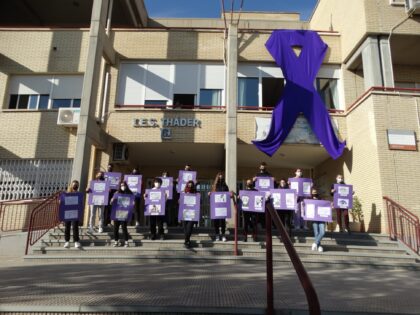 Orihuela, evento: Lectura del manifiesto del 25N, dentro de las actividades del Día Internacional Con la Eliminación de la Violencia Contra las Mujeres organizadas por el IES Tháder
