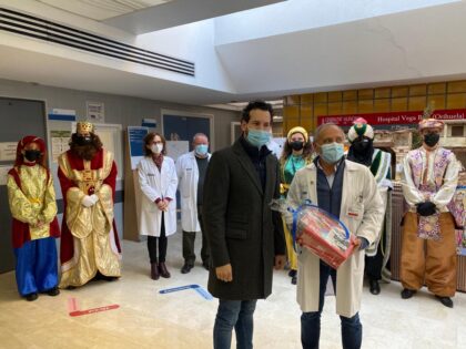 Los Reyes Magos llevan regalos y esperanza al Hospital Vega Baja