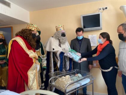 Los Reyes Magos llevan regalos y esperanza al Hospital Vega Baja