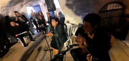La cantaora Encarnación Fernández vuelve a las cuevas del Rodeo para inaugurar un mural alusivo al cante flamenco